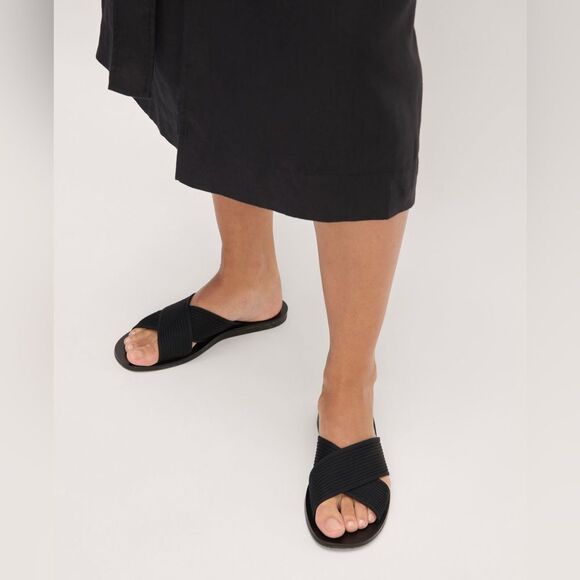 NEW EVERLANE The Day Crossover Sandal in black knit - Picture 3 of 8